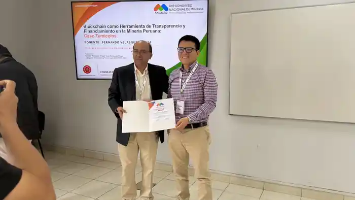 Entrega de certificado durante CONAMIN 2026